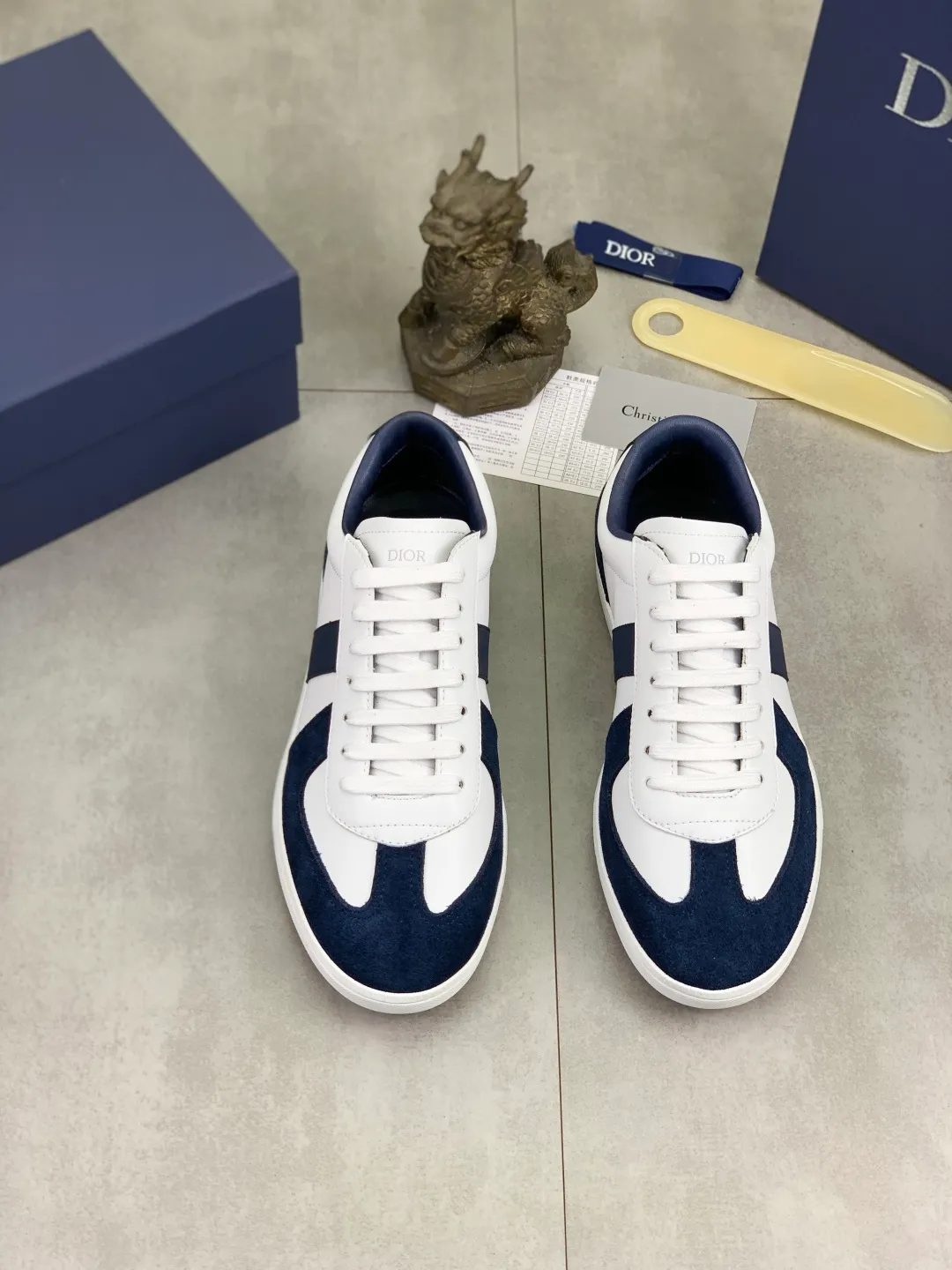 Men's shoes 💰P360 New Dior B01 moral training shoes, white first-layer cowhide, original molded outsole. New to the fall collection, this sneaker marks the return of a Dior classic, reinterpreted in a stylish and elegant silhouette. Crafted from white smooth first-grain cowhide with a tonal silk sheepskin lining, it features the Dior logo on the tongue and inner sides, and a CD icon on the heel. Paired with Tpu anti-slip soles of the same color, it can be matched with various styles to create a sophisticated look.  Code number: 38-44
